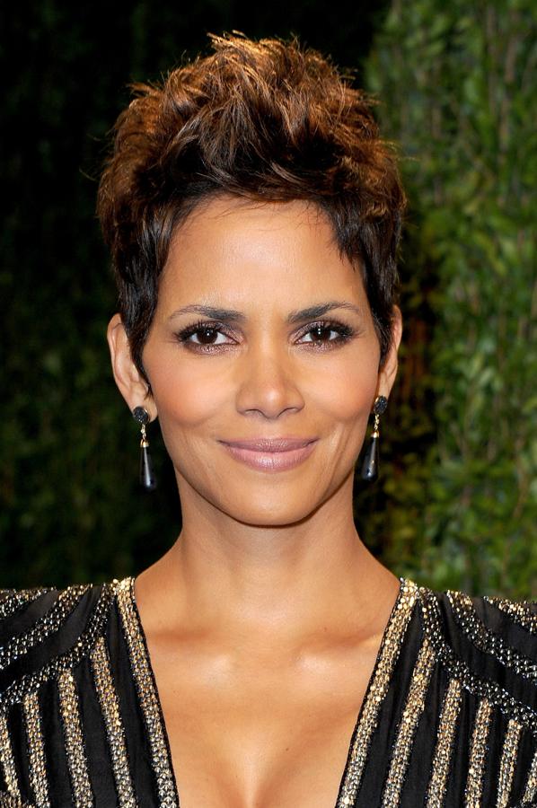 Otro de los cortes de pelo que causó sensación fue el de la actriz Halle Berry. Un 'pixie' al estilo punk.
