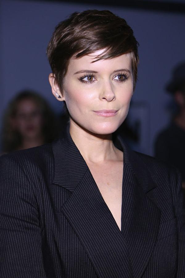 La actriz Kate Mara con un corte pixie que le sienta de maravilla a su rostro ovalado y sus facciones dulces.