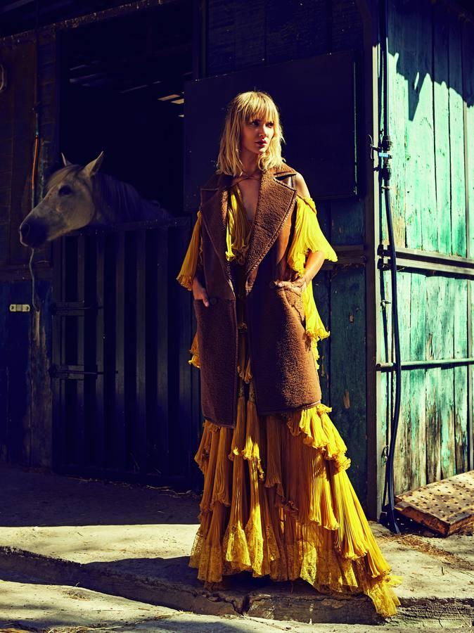 Vestido de Roberto Cavalli, chaleco de Max Mara y botines de Burberry.