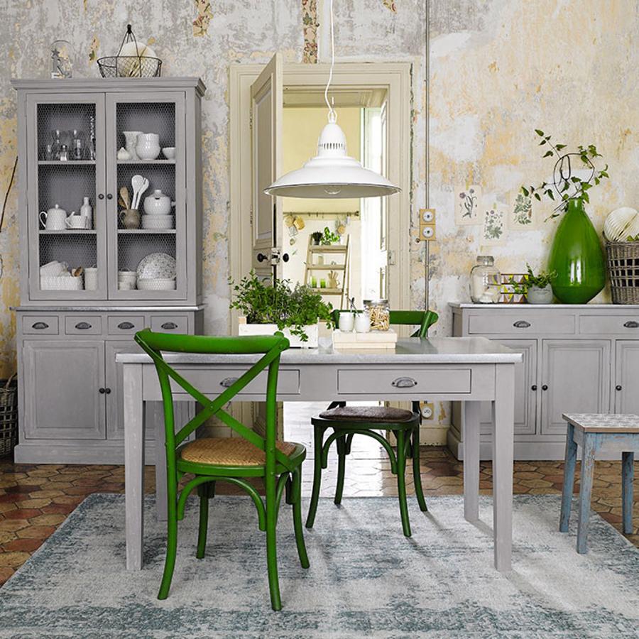 Verde y gris, detalles envejecidos, amdera... ¡este comedor es sencillamente perfecto!