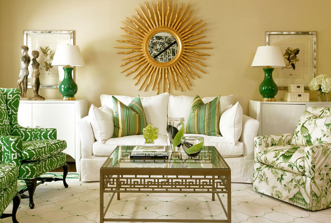 El dorado es una de las tendencias deco del año, y combinado con detalles en verde en los textiles, es ideal.