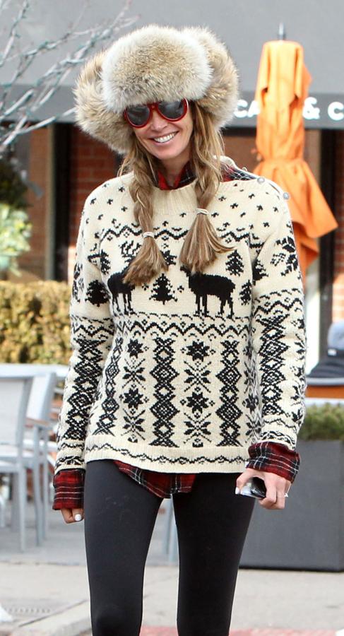 La top australiana Elle Macpherson se atreve con un gorro ruso con dos trenzas, muy diverdidas.