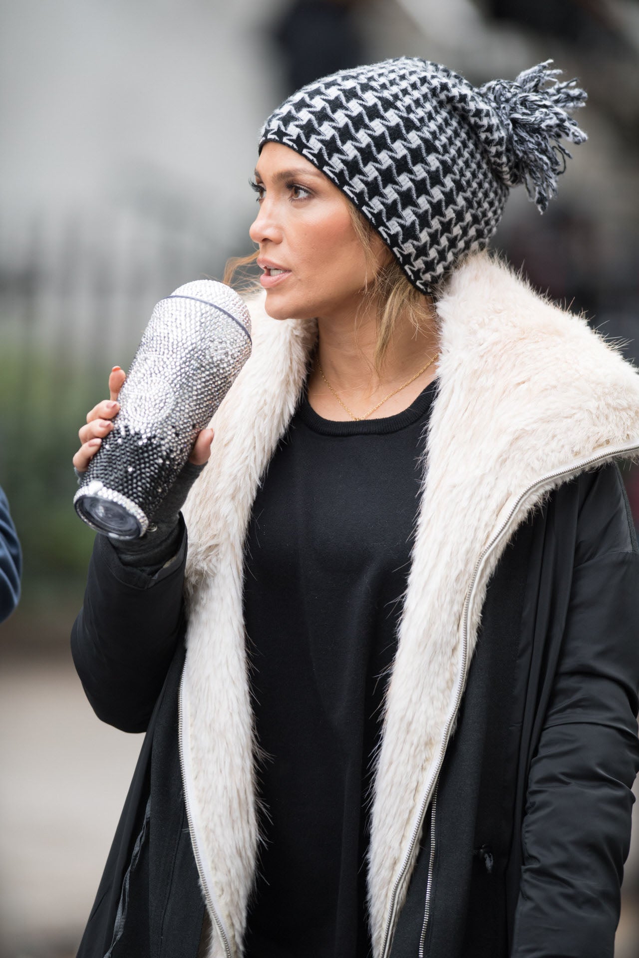 Jennifer Lopez con el pelo metido en el gorro, dejando asomar algunos mechones.