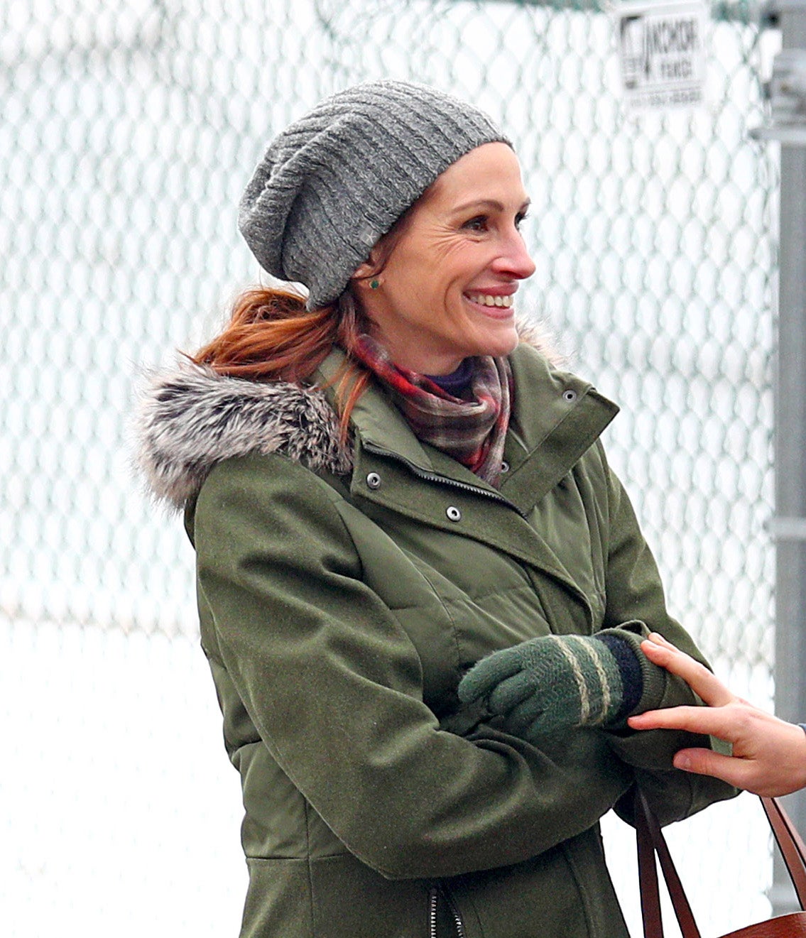 Julia Roberts, que ha recuperado su color melena pelirroja, luce el gorro con el pelo suelto.