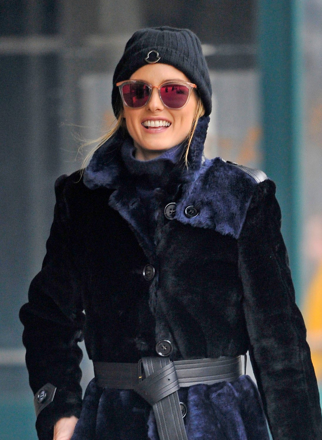 La 'it girl' Olivia Palermo con el pelo dentro del gorro, dejando unos mechones sueltos a ambos lados del rostro.