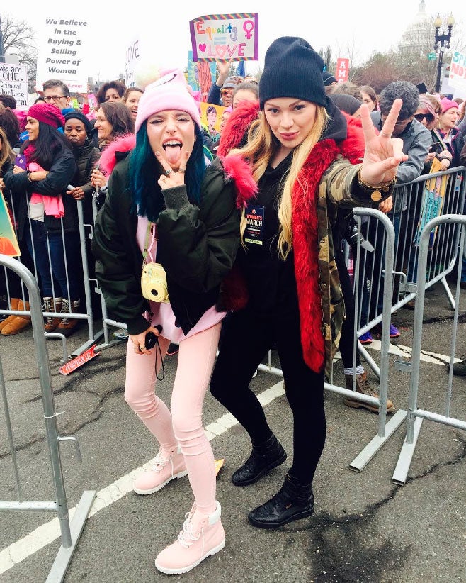 La actriz Bella Thorne se unía junto a amigos suyos a la marcha.