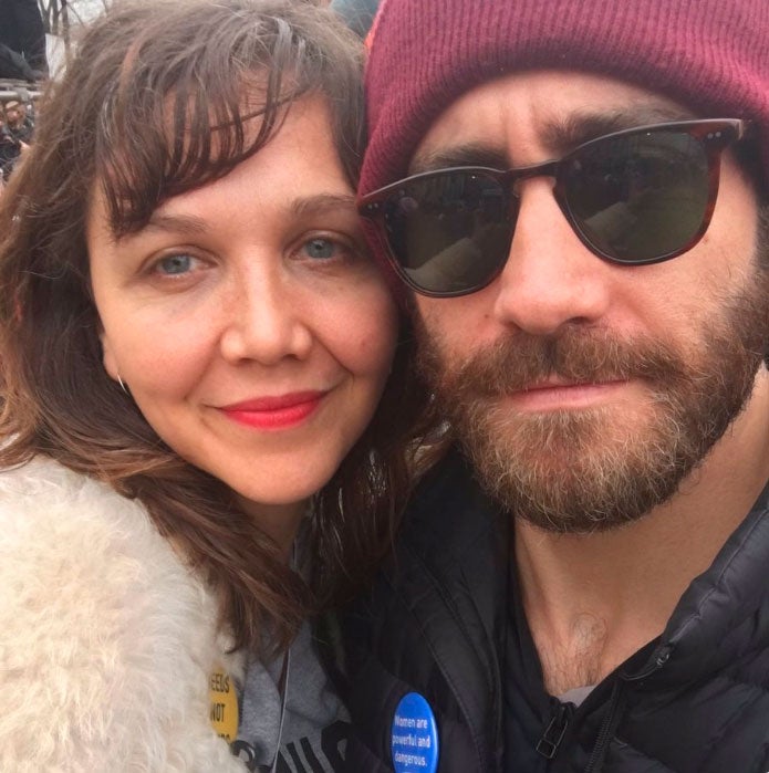 Los hermanos Maggie y Jake Gyllenhaal compartían un selfie entre la multitud de la marcha.