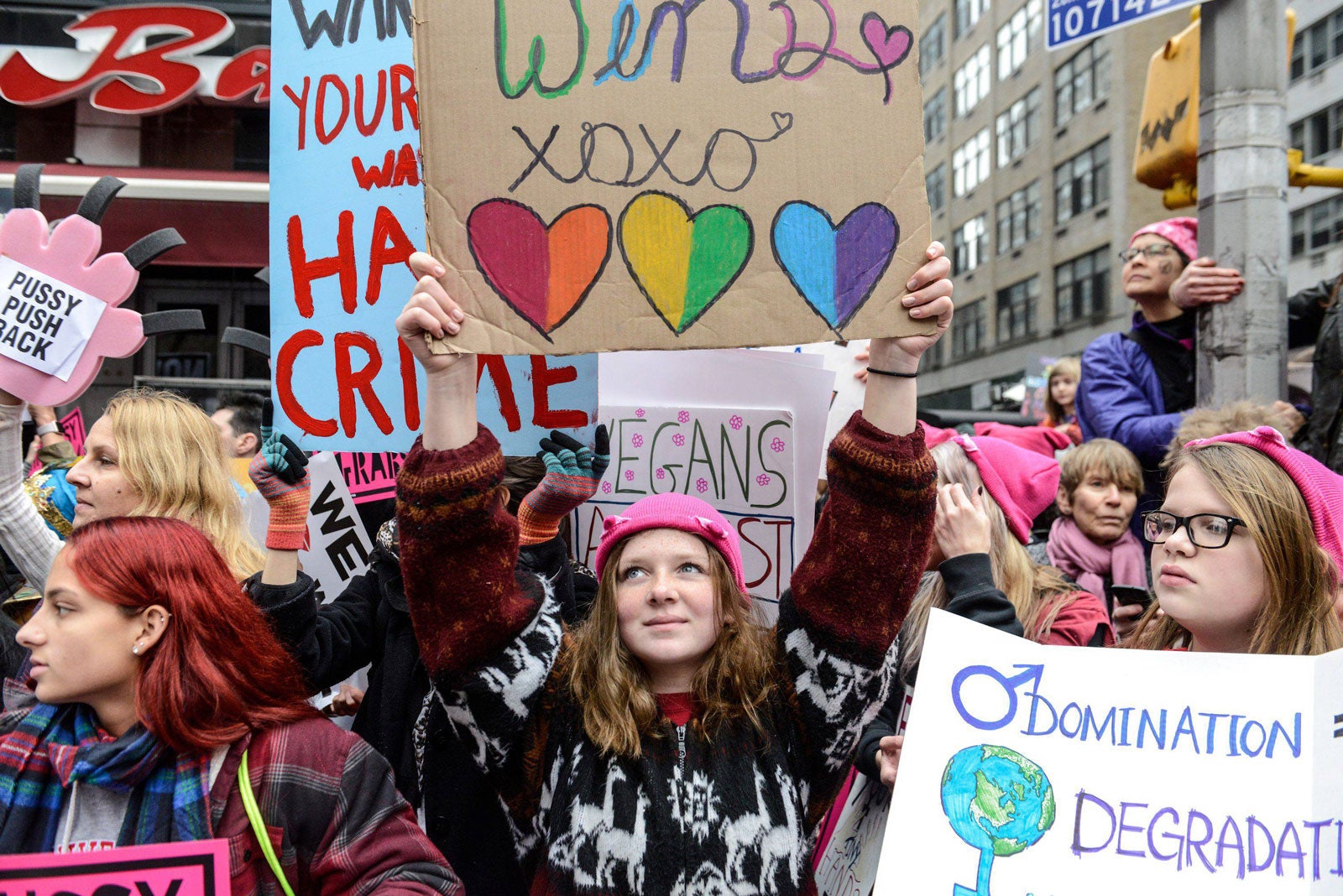 Mujeres con gorros rosas en la manifestación convocada ayer en WNueva York.