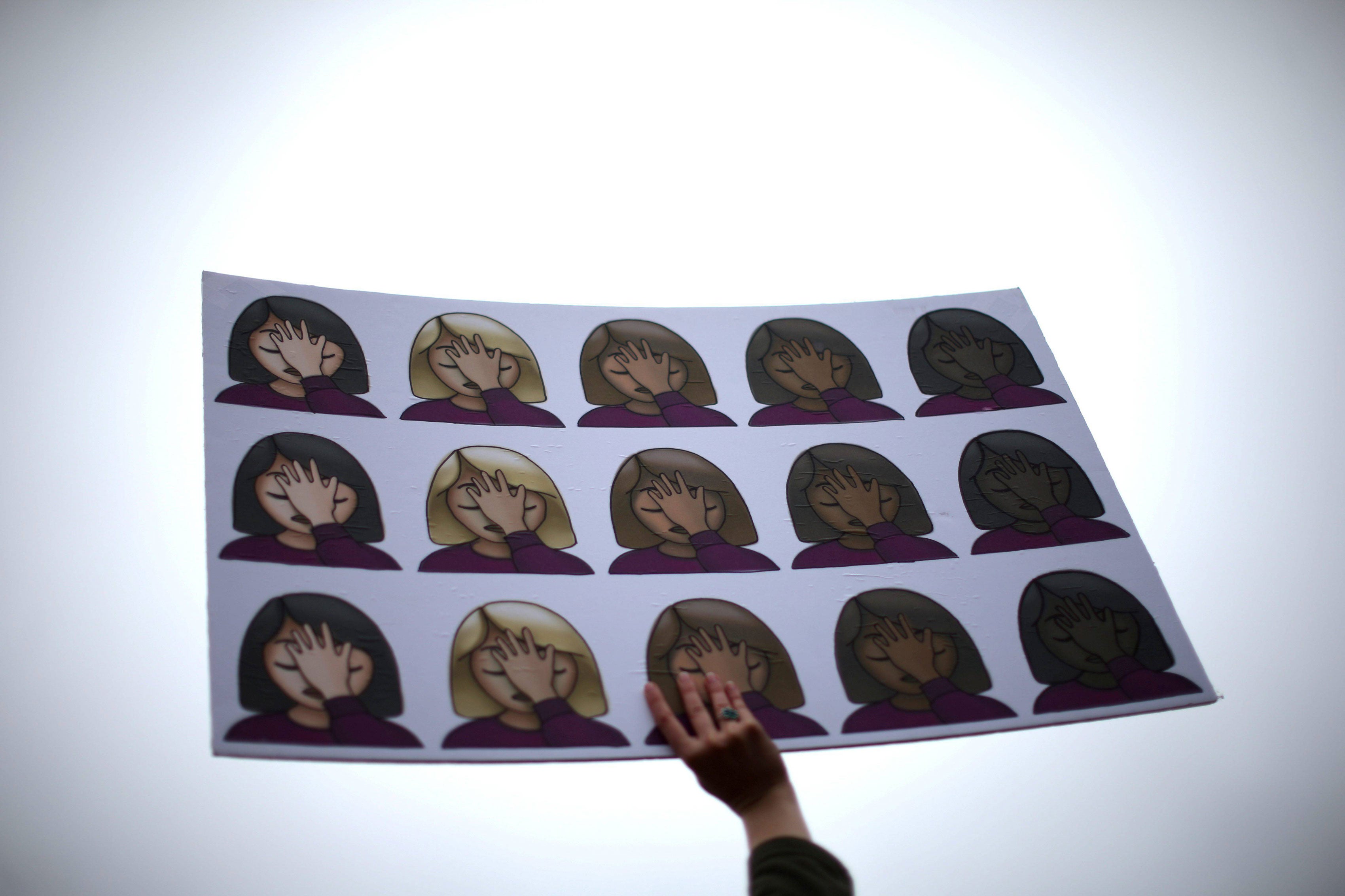 Emoticonos Whatsapp de diferentes etnias con la mano en la cara.