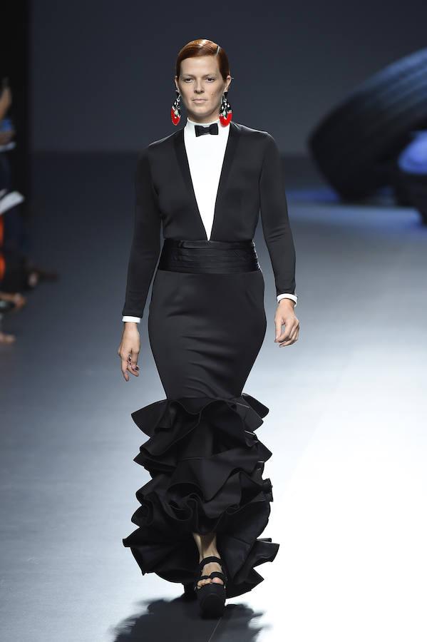 La cantante y modelo Bimba Bosé, luciendo una de las creaciones de David Delfín durante la Pasarela Cibeles Mercedes Bez Fashion Week en septiembre de 2015.