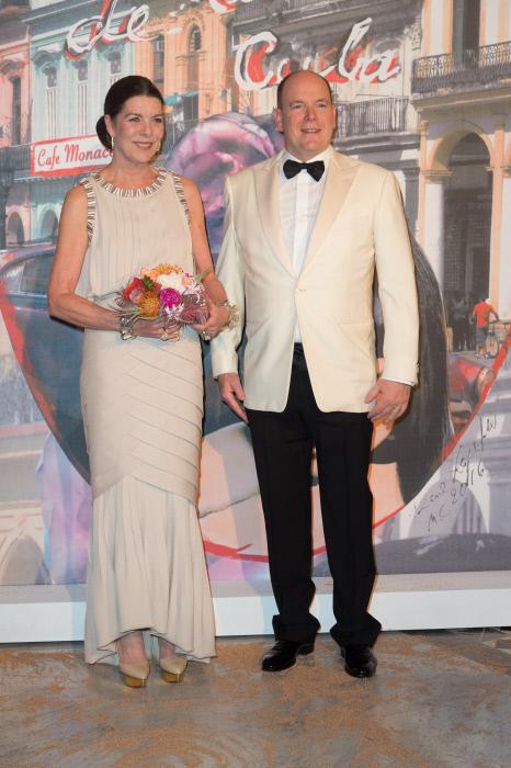 En 2016 acompañó a su hermano al emblemático baile para el que se enfundó un vestido largo con salones con plataforma, de Chanel.