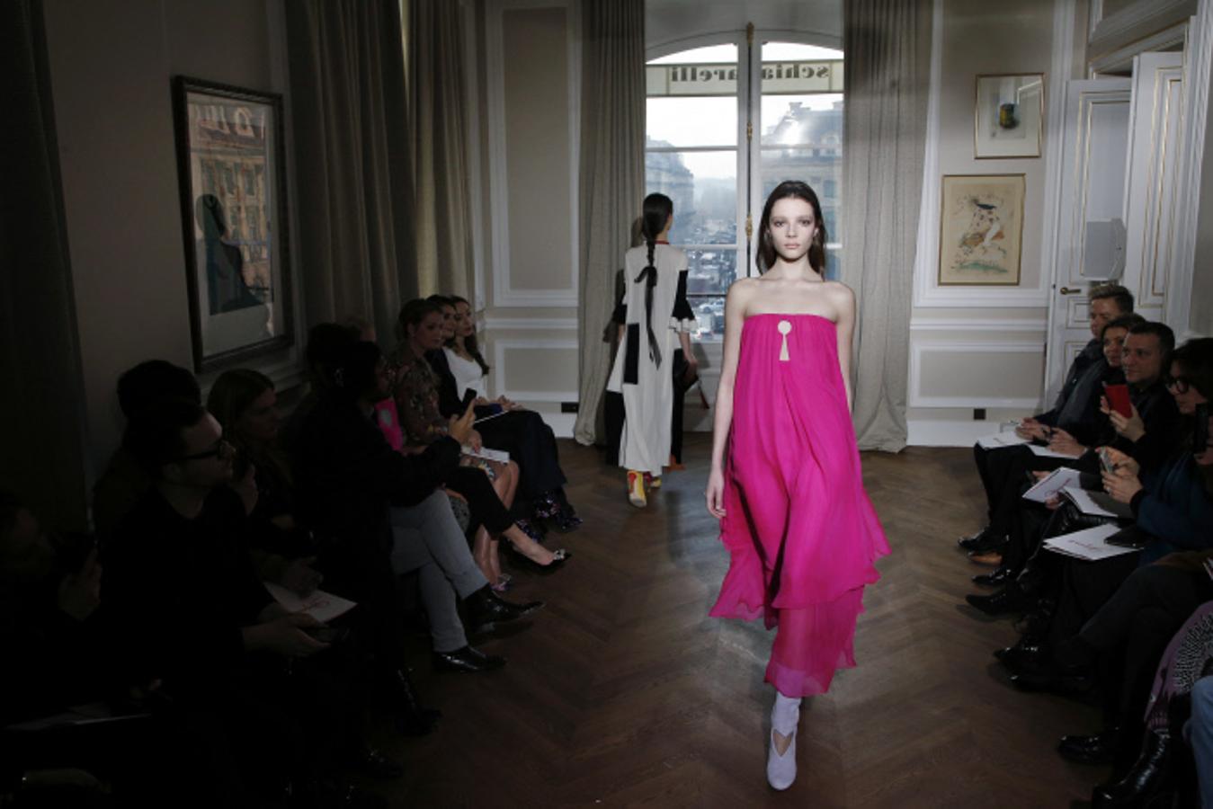 Corazones y candados se han apoderado los estampados, pero en Schiaparelli también han jugado con el relieve del candado para crear vestidos con escotes palabra de honor muy originales.