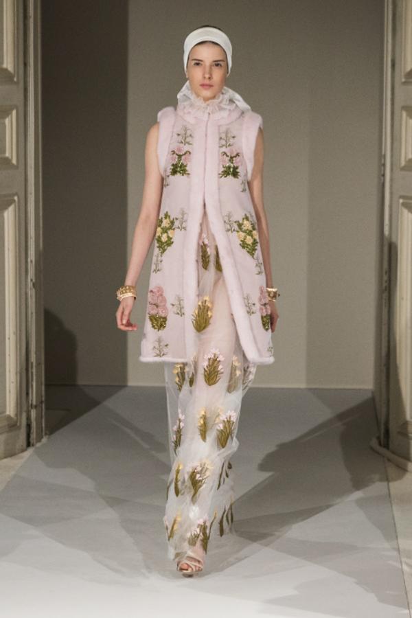 A lo largo de toda la colección, se han visto look coordinados con pañuelos en la cabeza que le aportan un toque retro a los outfits.