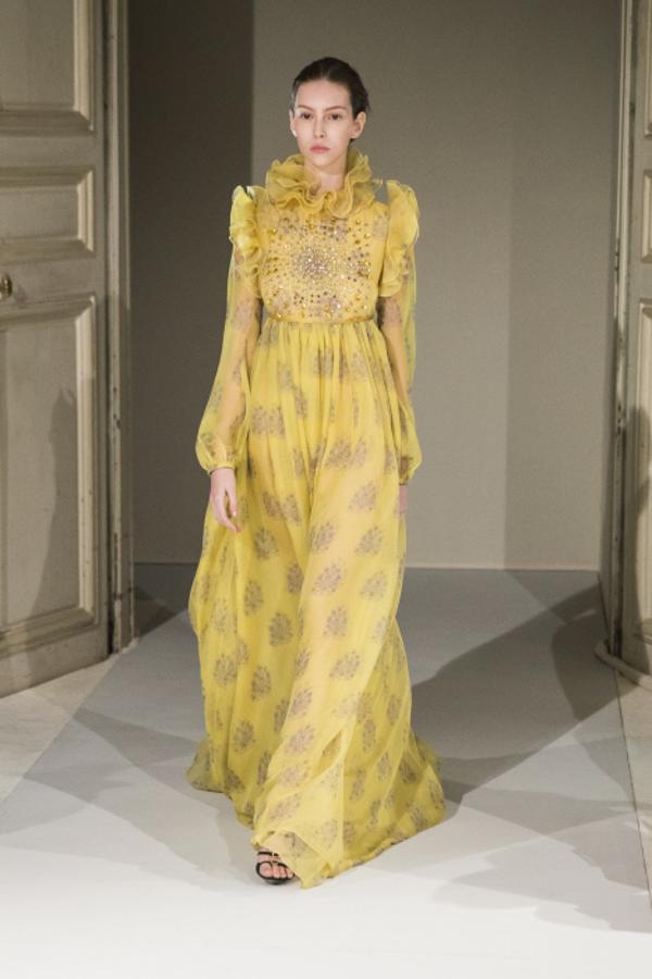 Adiós a los tacones. Aunque los vestidos sean largos, Valli prefiere que la mujer lleve un zapato plano para disfrutar de la fiesta.