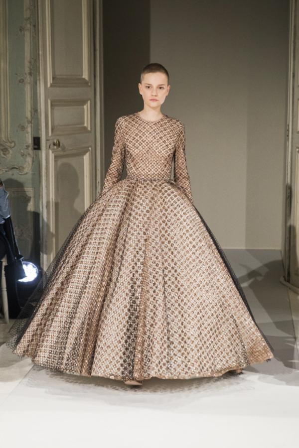 Los volúmenes no han faltado en la nueva colección de Valli, que viste a la mujer como una auténtica princesa de cuento.