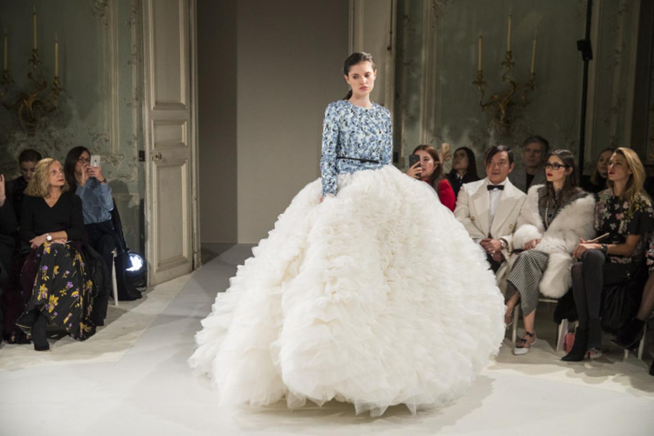 La pedrería, todo un imprescindible en la moda de Alta Costura, está muy presente en lo nuevo de Valli que nos transpora a la época de excesos anterior a la Revolución Francesa.