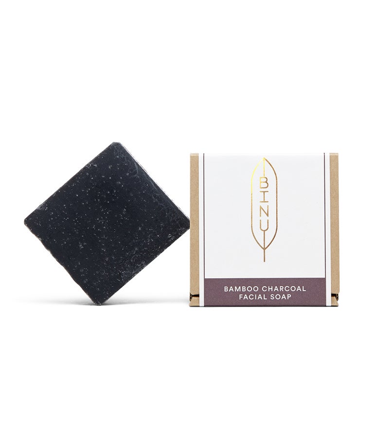 Elaborado a mano, este jabón de carbón es especialmente eficaz en la limpieza de las pieles grasas para minimizar los poros. (22,99€, en www.miin-cosmetics.com)