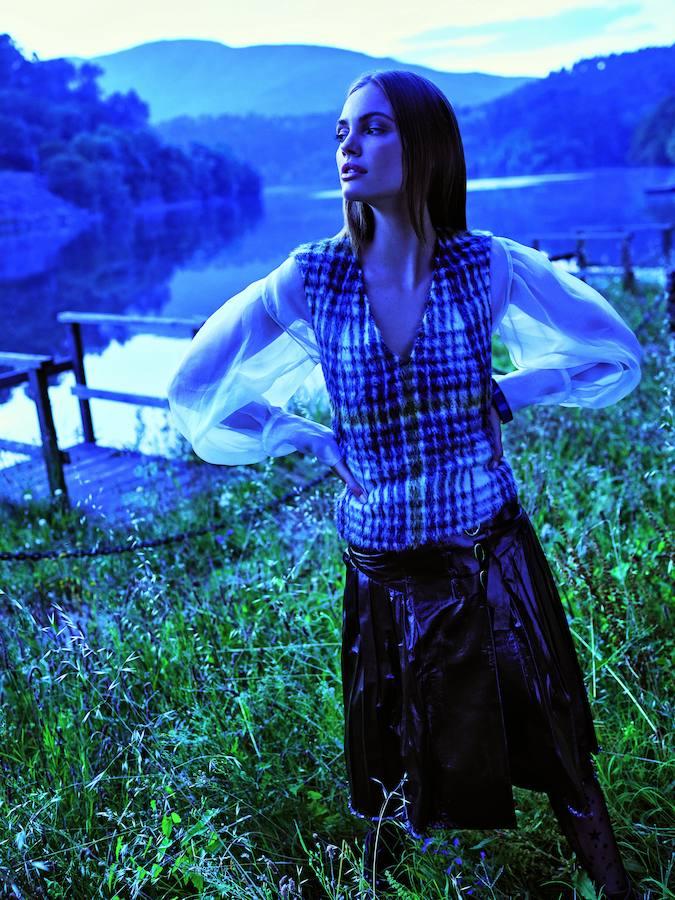 Blusa blanca de Andrés Sardá con chaleco de Ángel Schlesser y falda de Tod's. Las botas son de El Corte Inglés y las medias de Calzedonia.