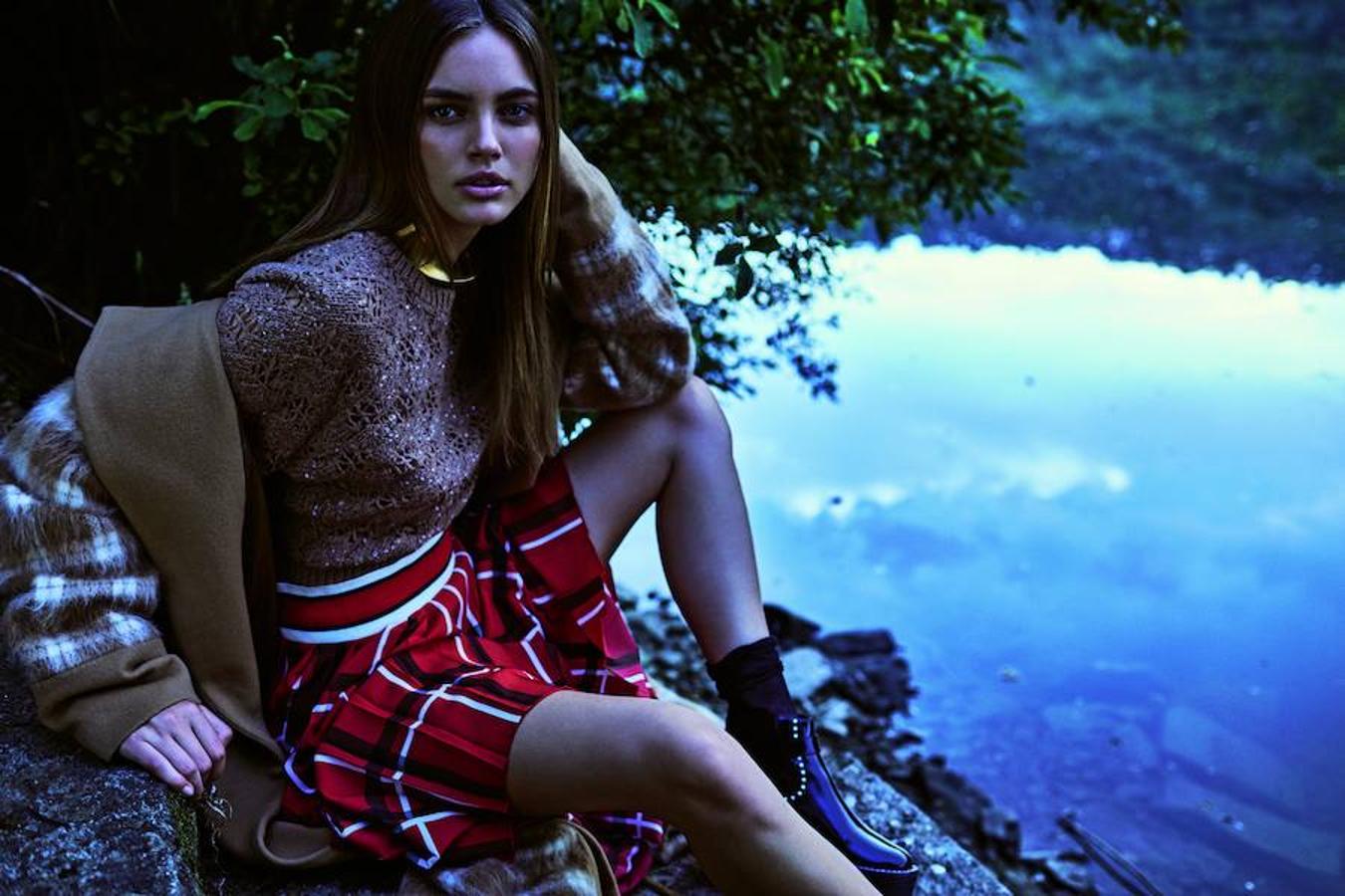 Abrigo de Ángel Schlesser, jersey de Brunello Cicunelli y falda de Sportmax Code. Collar rígido de Furla. Las botas son de Louis Vuitton y los calcetines de Calzedonia.