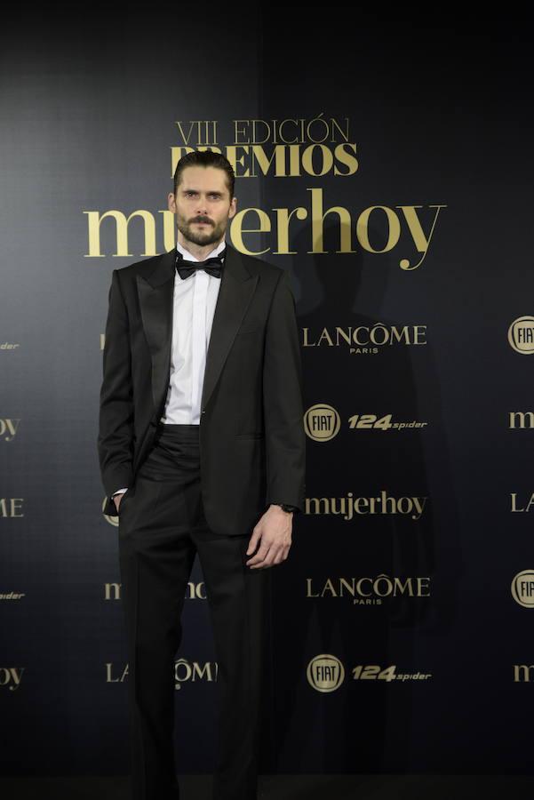 El actor Sergio Mur acudió a la gala de entrega de los VIII Premios Mujerhoy con un look de Hugo Boss.