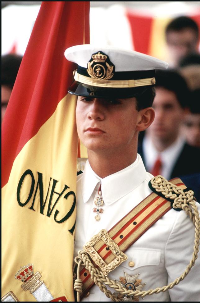 El Príncipe Felipe, con uniforme de cadete y la bandera del buque Juan Sebastián Elcano, en la escuela militar de Marín, en 1988.