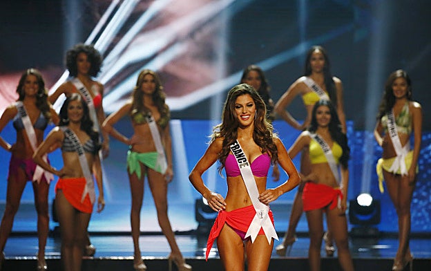 Iris Mittenaere desfiló en biquini