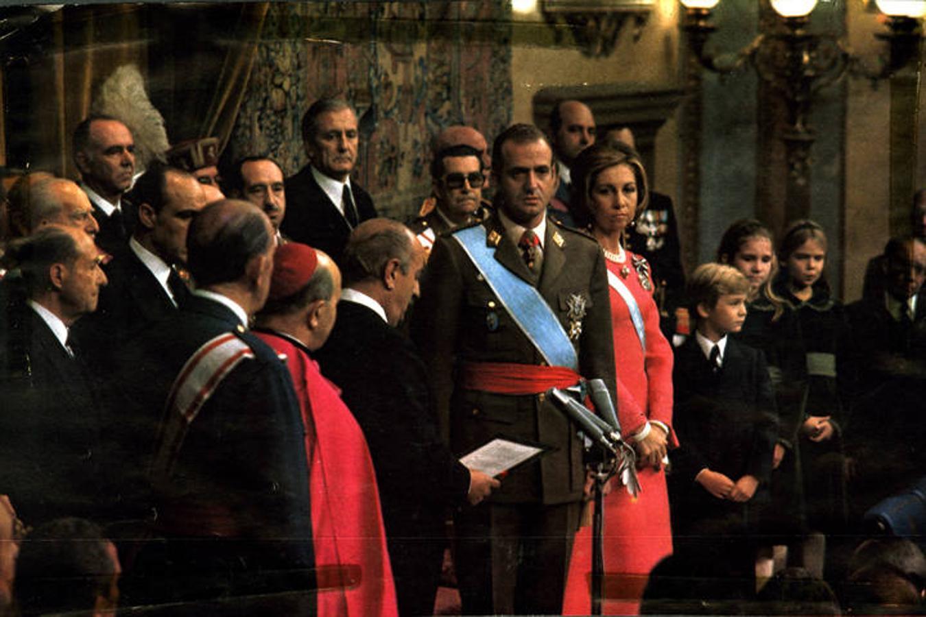 Don Felipe de Borbón, en la proclamación de Don Juan Carlos como Rey de España el 22 de noviembre de 1975.