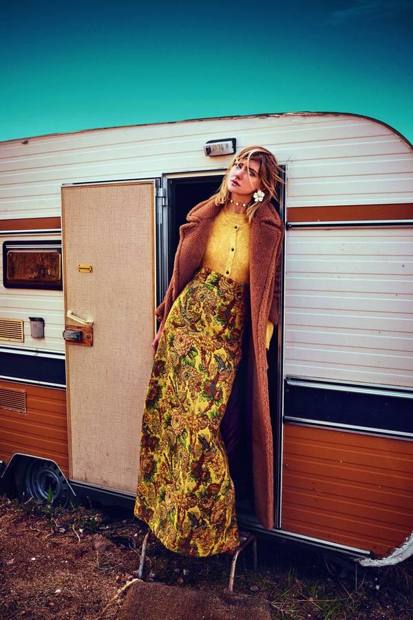 Falda y conjunto de jersey y rebeca de Miu Miu. El abrigo es de Max Mara; y la gargantilla, los pendientes y el anillo de Andrés Gallardo.