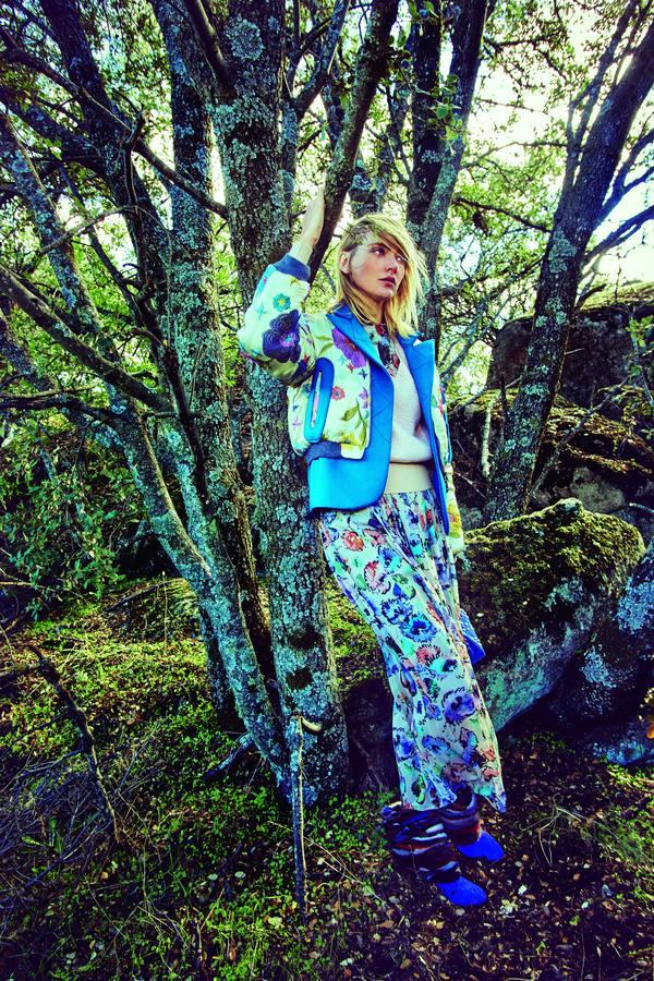 Bomber de Ana Locking, vestido de Giorgio Armani y jersey de Adolfo Dominguez. Los botines son de Christian Louboutin y el bolso de Coach.