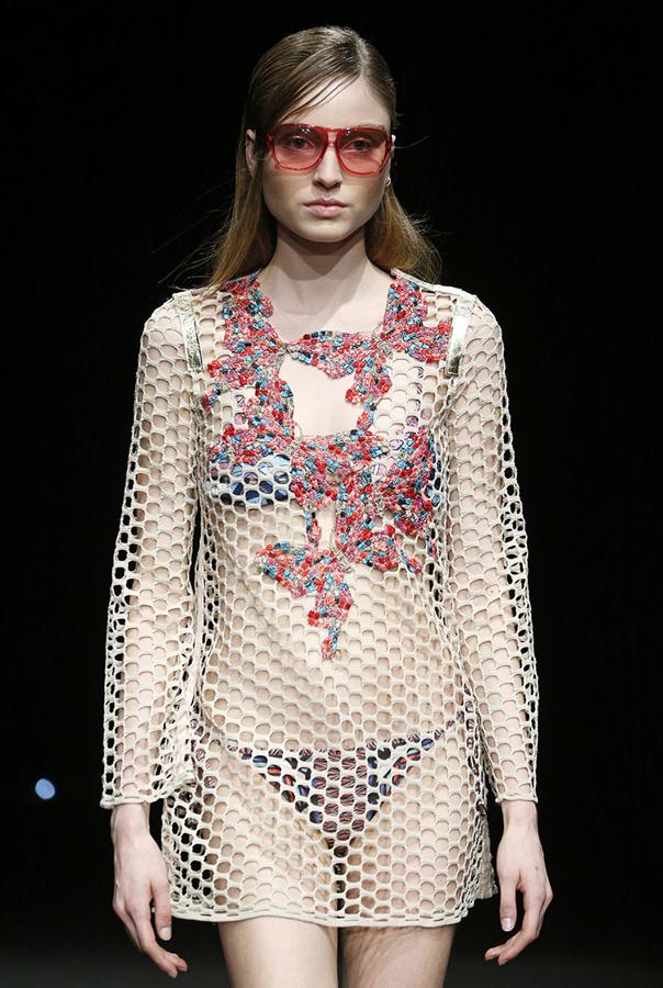 Minivestidos troquelados en lo nuevo de Custo para la primavera