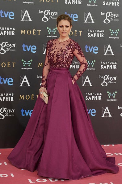 Zuhair Murad sacó el lado más femenino y sensual de Blanca Suárez con este vestido con cuerpo de tul morado transparente y con abalorios bordados y falda de tafetán rellena de tul para dar volumen.