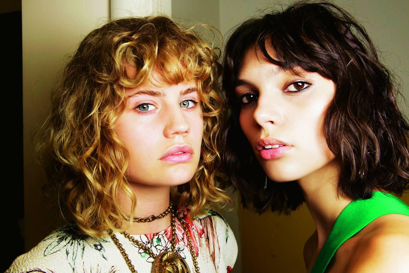 La modelo Mica Arganaraz marcó un antes y un después con su corte de pelo: demostró que una melena rizada, corta y con flequillo podía ser tendencia. Y lo sigue siendo. Esta primavera, prepárate para lucir tus rizos justo por encima del hombro y con un flequillo cuajado de bucles.