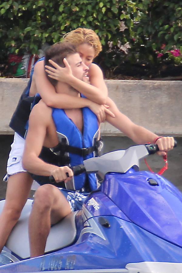 Uno de los primeros viajes juntos de la pareja fue a Miami, donde ambos disfrutaron del sol, el mar y escapadas románticas que nos dejaron imágenes tan románticas como ésta.