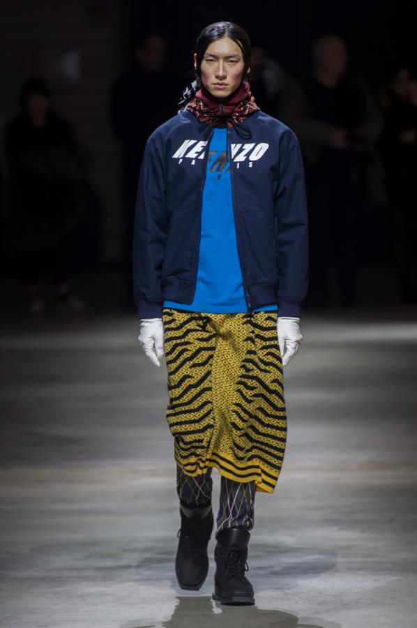 Uno de los diseños de la colección de Kenzo que incluye una falda masculina entre sus propuestas para el otoño.