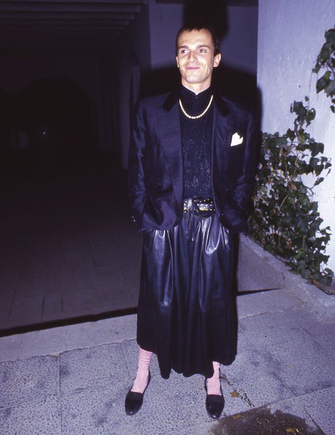 Uno de los famosos que se adelantó a la tendencia de lucir falda antes de que lo viéramos en las pasarelas es Miguel Bosé.