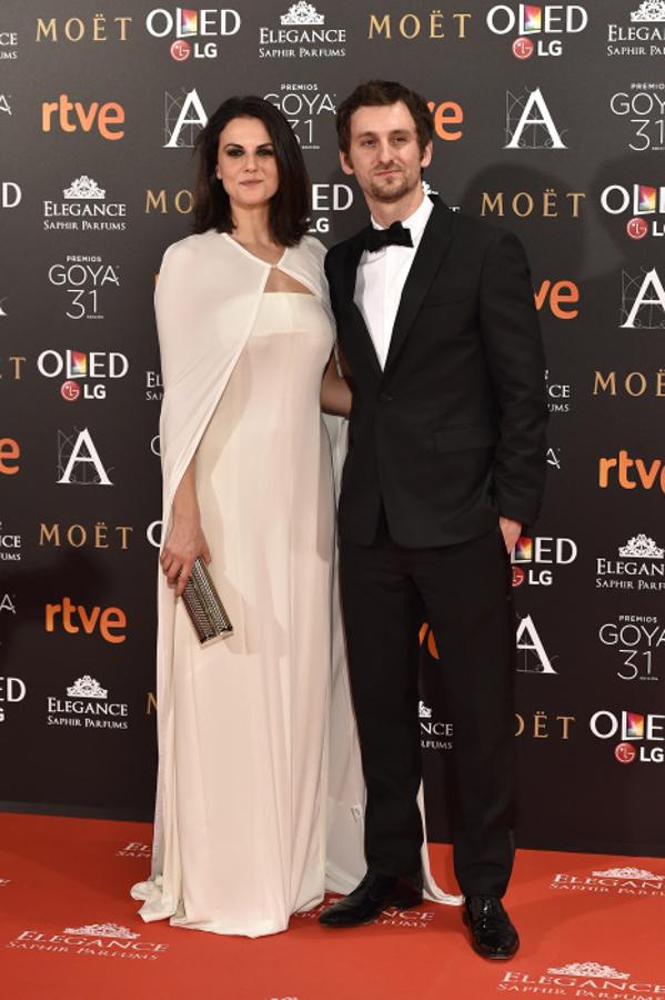 El actor y director, con esmoquin de la colección Black Carpet de Dior Homme, convirtiéndose en el primer actor español en llevar esta colección tan exclusiva de la marca francesa. Su acompañante, la actriz Melina Matthews, ha apostado por el blanco.