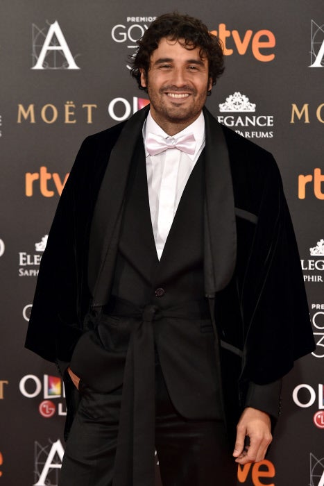 Muy original el actor con esmoquin de The Stoat, camisa de Mirto y zapatos Martinelli.