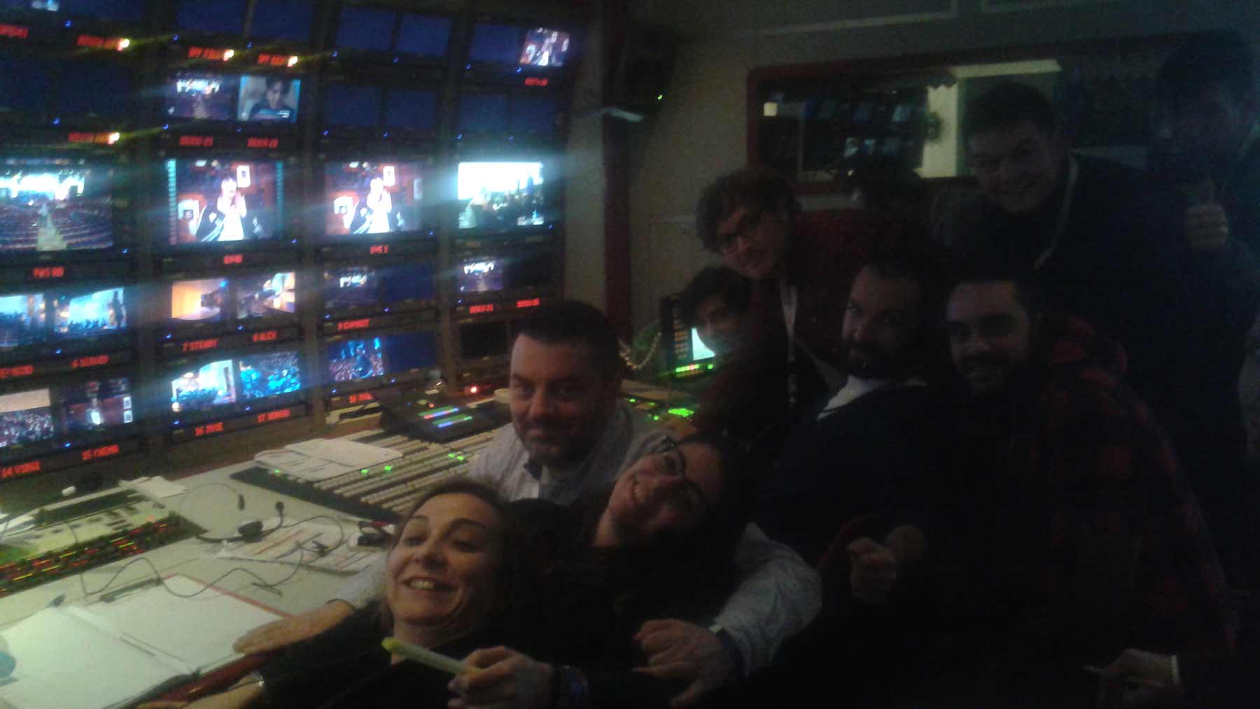 En la unidad móvil, el equipo de realización, liderado por Gustavo Jiménez Vera, termina los ensayos y se disponen a vestirse de gala… El directo apremia.