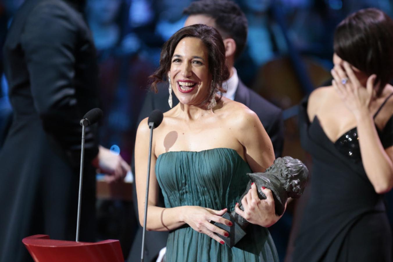 El equipo de producción de 'Tarde para la lluvia' recoge el premio a la mejor película