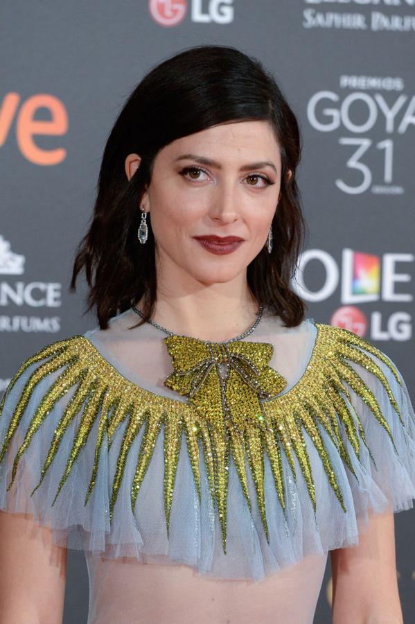 Otro de los looks beauty más bonitos fue el que lució la actriz Bárbara Lennie que dejó su melena suelta con ondas rotas y raya a un lado. En su maquillaje destacan los labios en cereza mate que combinó con un fino eyeliner y pestañas XXL.