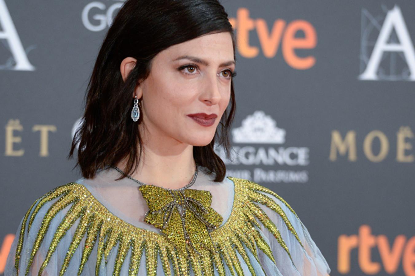 La actriz arriesgó y ganó con su original apuesta firmada por Gucci. El vestido en sí era una joya, ¿por qué iba a añadir nada más?