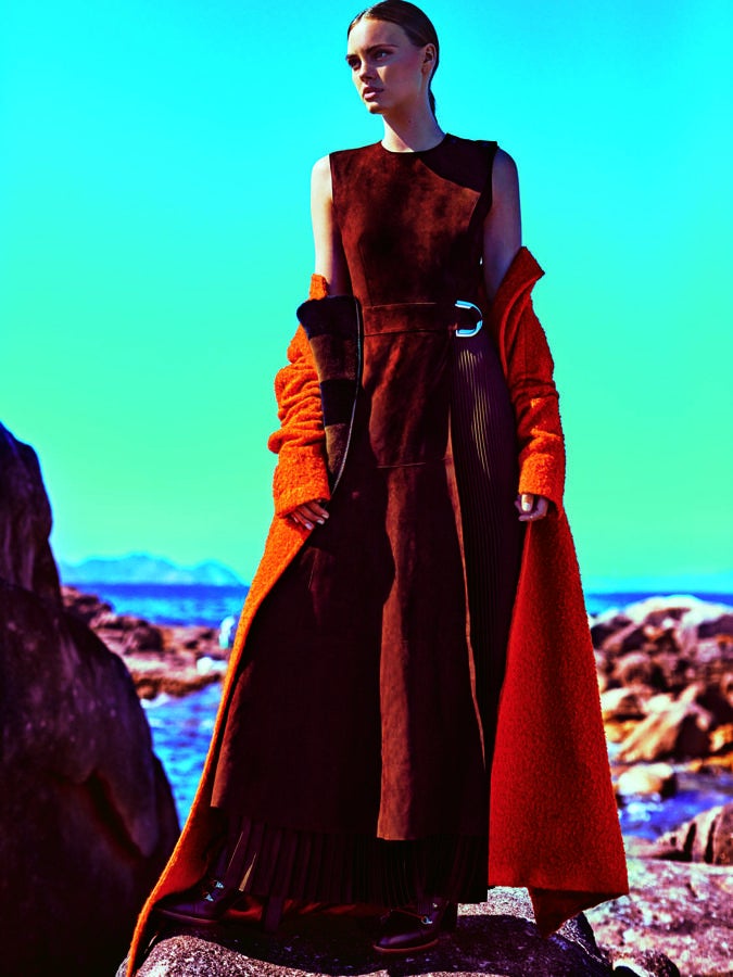 Vestido largo de piel, de Sportmax Defilé. Encima, abrigo de Max Mara. Las botas son un diseño de Tod’s.