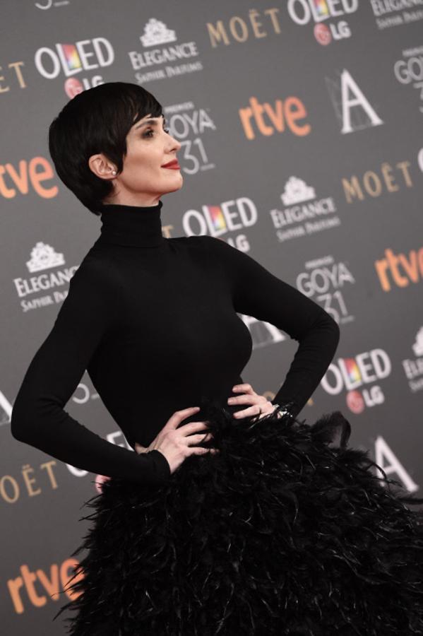 El arriesgado (por diferente) look de Jorge Acuña que lució Paz Vega en los Goya no necesitaba más que un perfecto look 'beauty' y esos sencillos mini pendientes de brillantes de Bulgari.