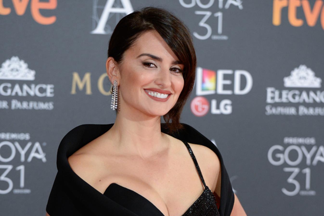 Esta vez, Penélope Cruz no defraudó con su look de los Goya. La actriz brilló con su Versace Alta Costura, pero también con unos maravillosos pendientes de la colección Green Carpet de Chopard, elaborados en oro blanco de 18k. engastados con diamantes talla pera y talla brillante.