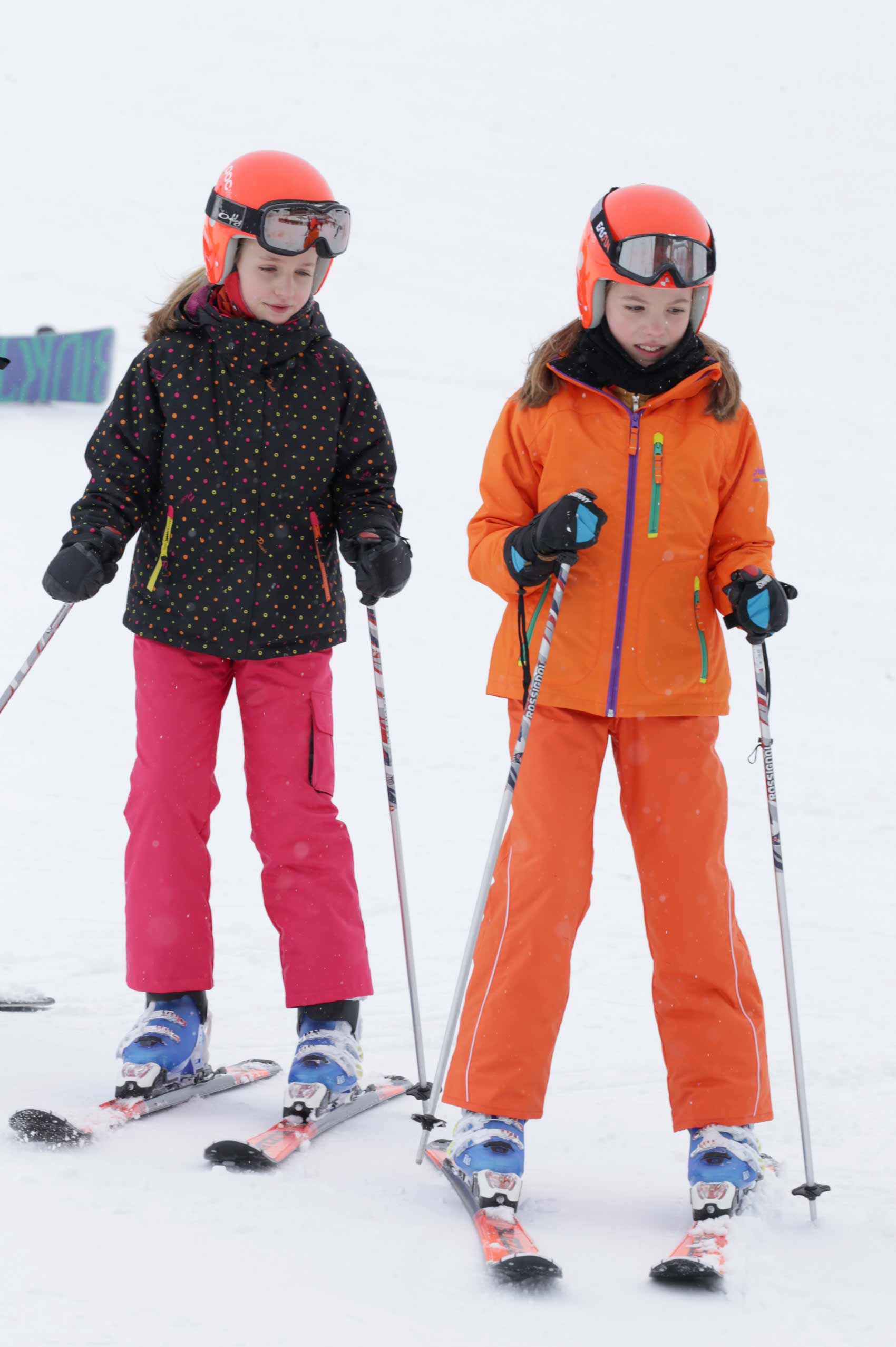 Las hijas de los Reyes lucieron cascos idénticos, pero monos de esquí diferentes.