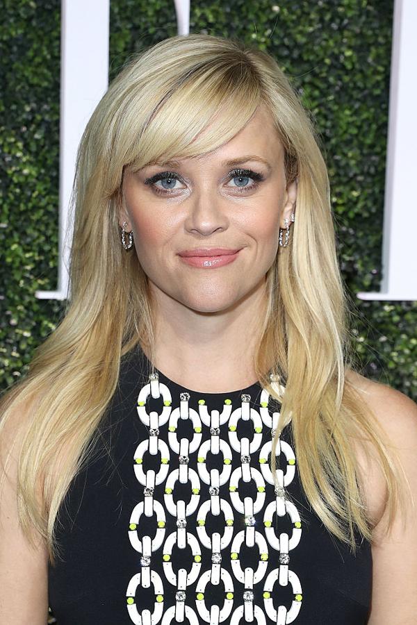 Reese Witherspoon luce un rubio nórdico aunque las raíces las lleva oscuras.