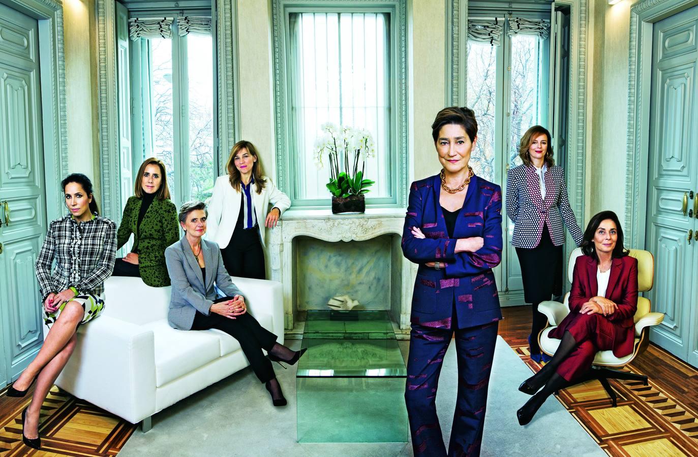 De izquierda a derecha: Beatriz Llamas, Elena Zarraluqui, Yolanda Mompel, Elena García Cazorla, Victoria Ortega, Idoya Arteagabeitia y Marta Alamán. Marta Alamán: sastre Escada, blusa Pedro del Hierro, medias Calzedonia y salones Úrsula Mascaró. Elena García Cazorla: chaqueta Cortefiel, camisa Sportmax y pantalón Max Mara. Victoria Ortega: traje Escada, top Max Mara, collar Aristocrazy, salones Mango y medias Calzedonia. Idoya Arteagabeitia: chaqueta Escada, camisa Max Mara, pendientes Aristocrazy y zapatos Úrsula Mascaró. yolanda Mompel: americana Mango, top Max Mara, pantalón Boss y zapatos Guess. Beatriz Llamas: chaqueta Zara, jersey y falda Boss, elena Zarraluqui: americana Escada, pantalón y jersey Max Mara.