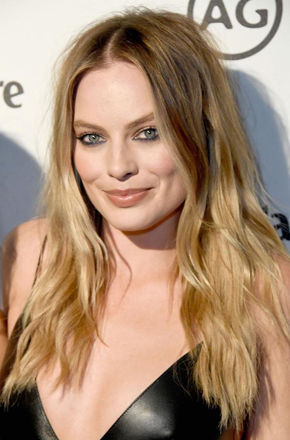 Rubia natural, la actriz Margot Robbie ha lucido direrentes tonos, incluso el castaño. En esta imagen con un rubio dorado muy favorecedor.