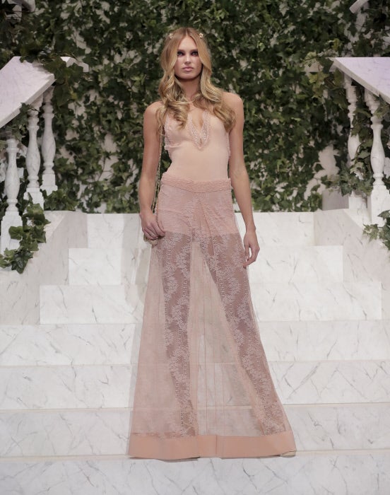 Las transparencias más dulces, en colores como el rosa o el azul pastel, serán clave el próximo otoño. .