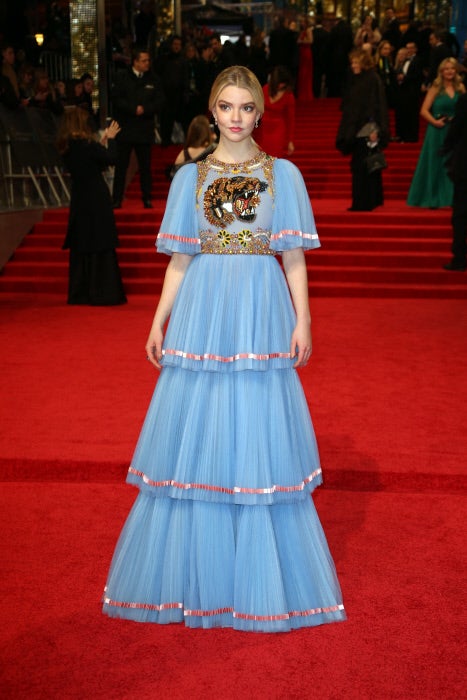 El look de Anya Taylor despertaba tantas alabanzas como críticas. Combinaba el azul pastel con el melocotón en un tejido de tul plisado que a priori podría resultar ñoño, pero el bordado de tigre, seña de identidad de la nueva colección de Gucci, hacía que el esnobismo desapareciera.